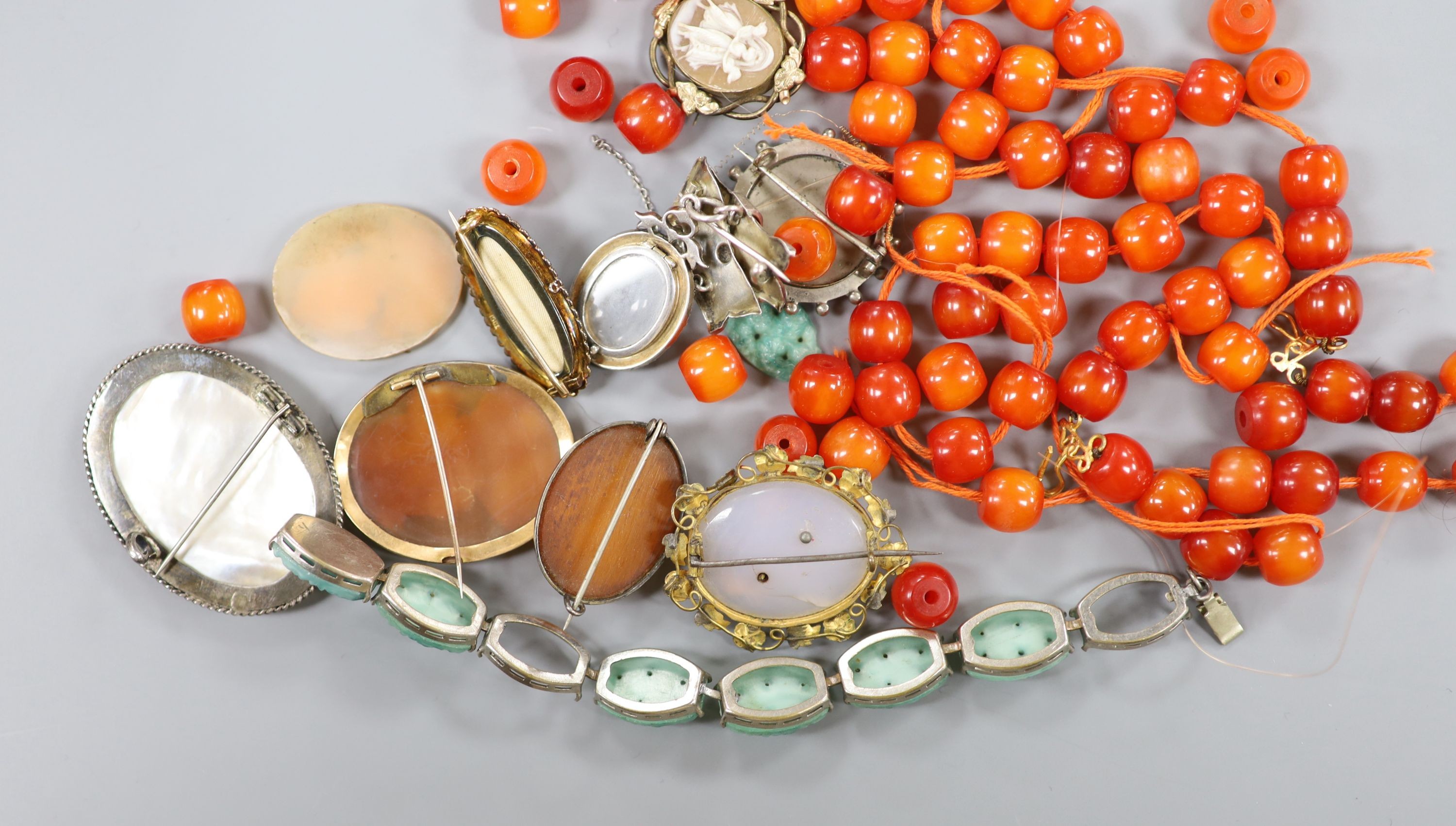 Mixed Victorian and later jewellery including cameo brooches, simulated jade bracelet etc.